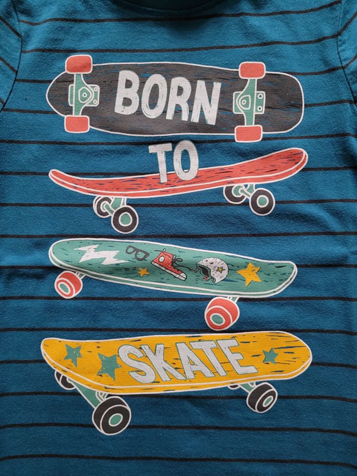 Oberteil Junge mit Skatboards, Langarmshirt Gr. 98 -für 3,50 € in Zerbst (Anhalt)