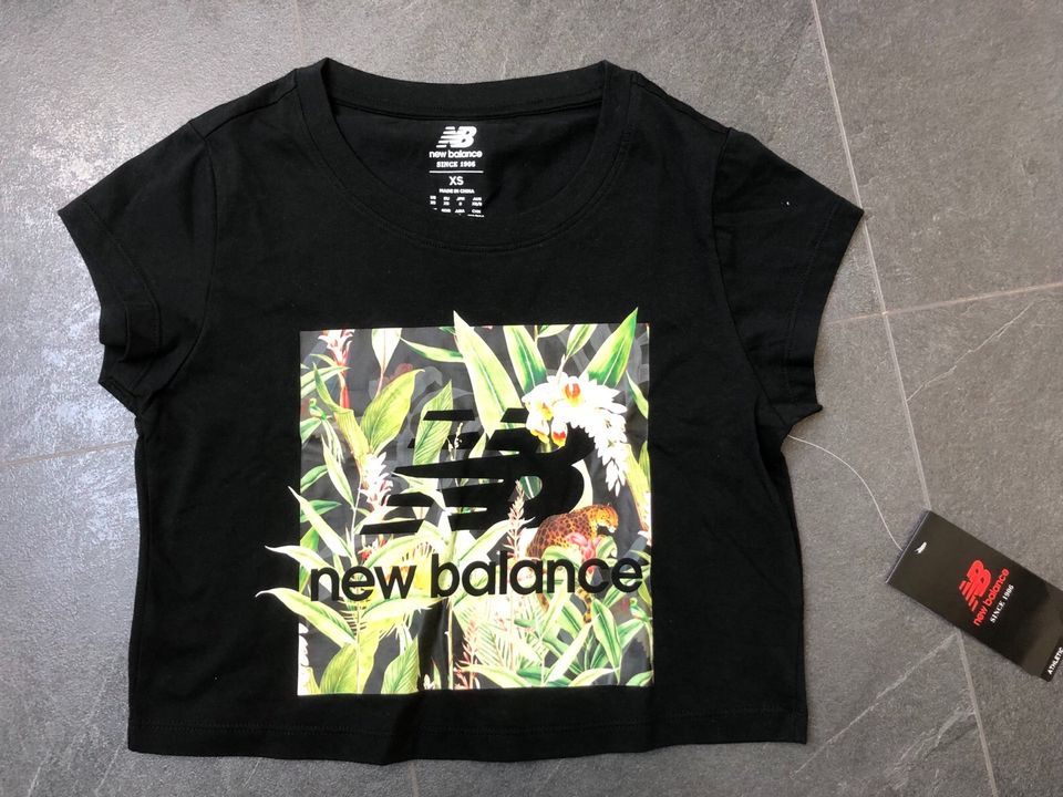 Kurzes T-Shirt neu New Balance schwarz Größe XS in Heroldishausen