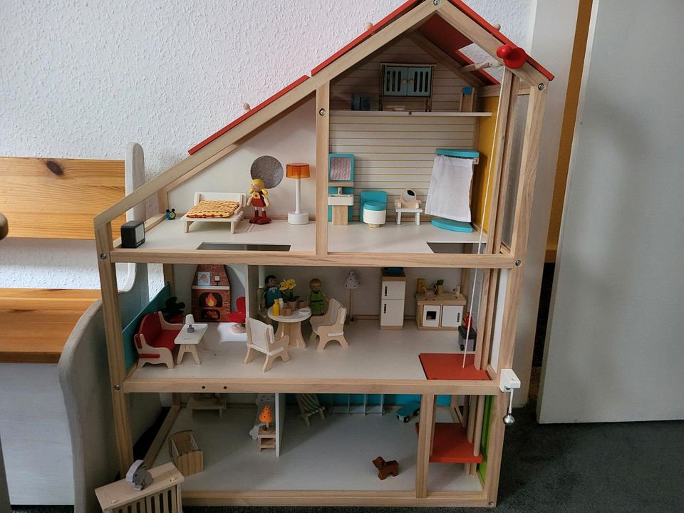 Puppenhaus aus Holz mit Puppen und vielen Accessoires in Krefeld