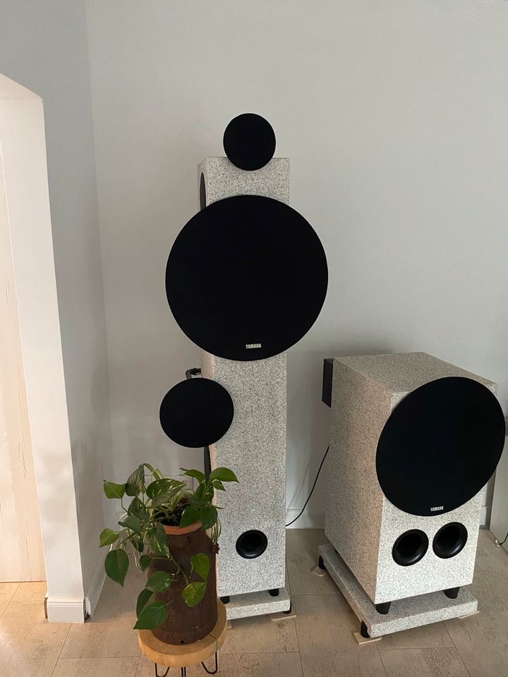 High End Audio System: 2 Standlautsprecher + 1 Subwoofer in Friedeburg