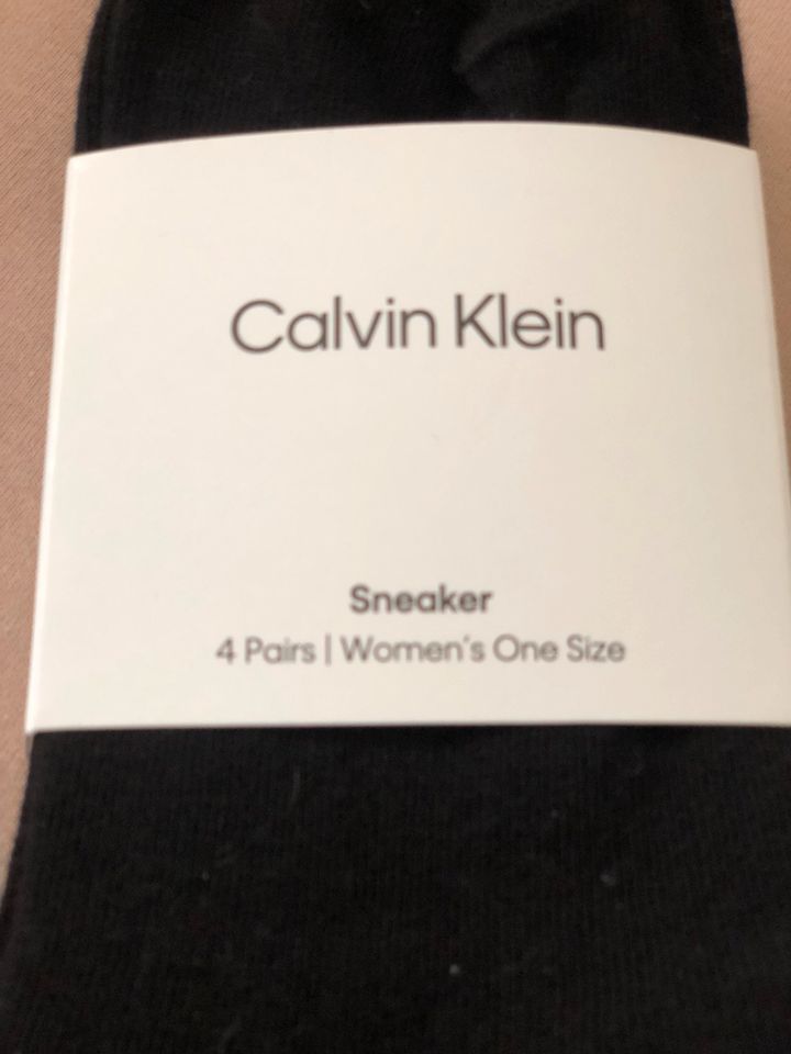 Calvin Klein Sneaker Socken 4 Paar Neu CK in Bad Laasphe