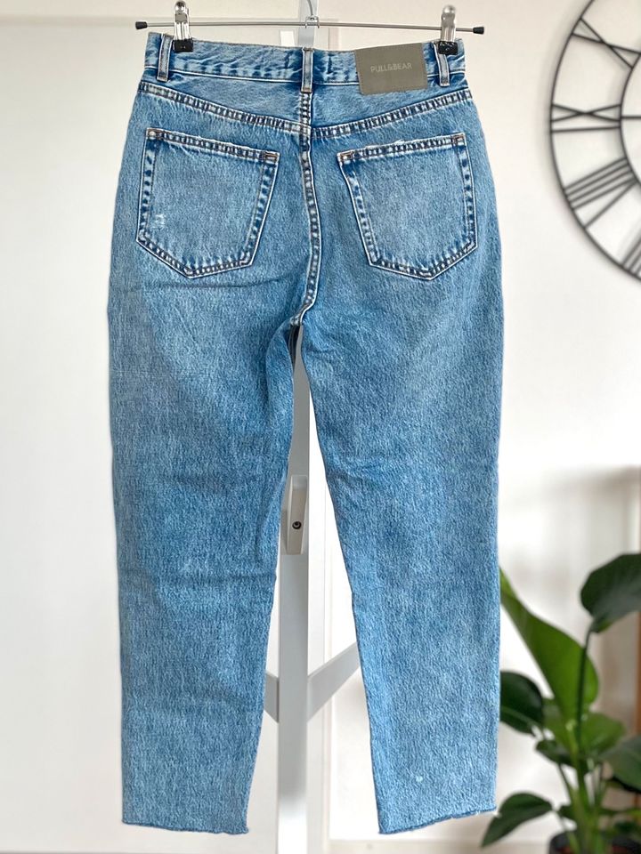 Pull&Bear Mom Jeans cropped mit Rissen High Waist mittelblau in Freiburg im Breisgau