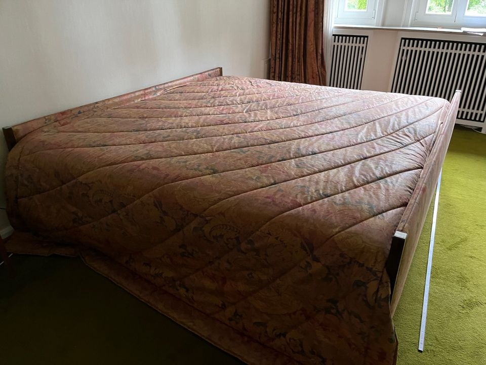 Doppelbett, 2x100 x 200 Lattenrost, Tagesdecke, passende Gardinen in Bünde