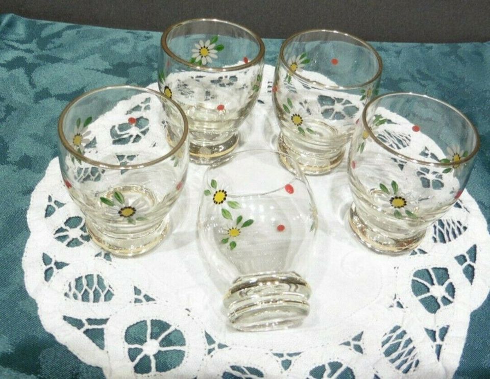 Alte Glas-Karaffe + 5 Gläser - handbemalt - Blumen - rote Punkte in Quickborn