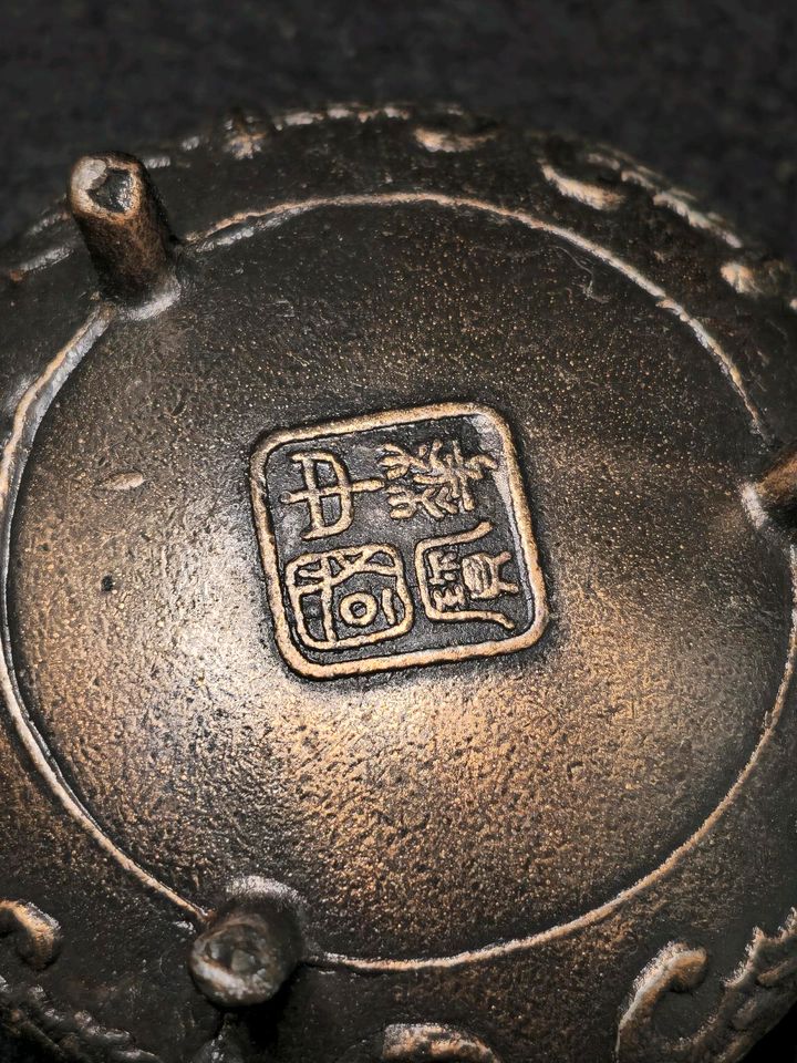 Räucherfass China, vermutlich Bronze, sehr alt, Dreibein in Wittmund