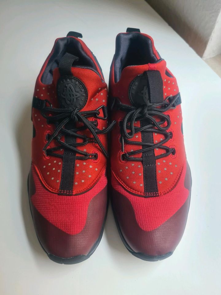 Herren: Nike Air Huarache Utility Gym Red Black Gr. 42,5 in Berlin