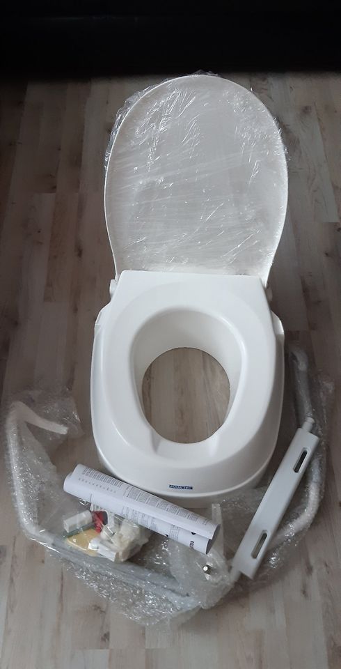 WC - Sitzerhöhung mit Armlehnen AQUATEC 900 neu in Erfurt