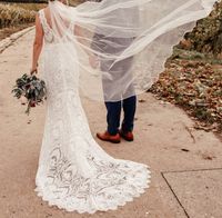 Brautkleid Fit & Flare rückenfrei aus Spitze mit langer Schleppe Baden-Württemberg - Leutenbach Vorschau