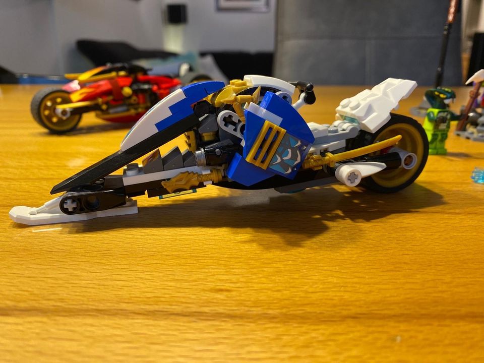 Lego Ninjago 70667 „Kais Feuer-Bike & Zanes Schneemobil“ in Hilden