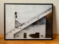 Kunstdruck schwarz-weiß Fotografie Frau auf Treppe, inkl. Rahmen München - Au-Haidhausen Vorschau