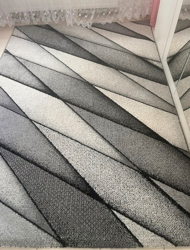 Grau Teppich im sehr guten Zustand 2,40m lang x 1,60m breit in Duisburg