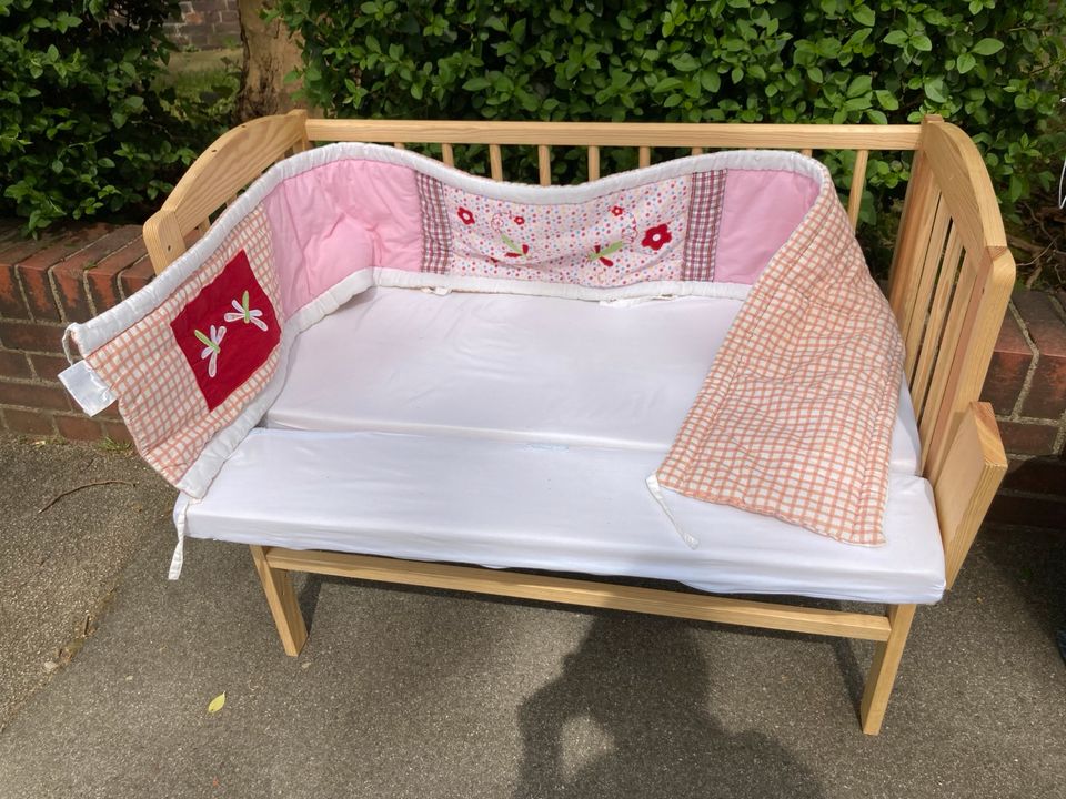 Baby Beistellbett mit Matratze und Nestchen in Gladbeck