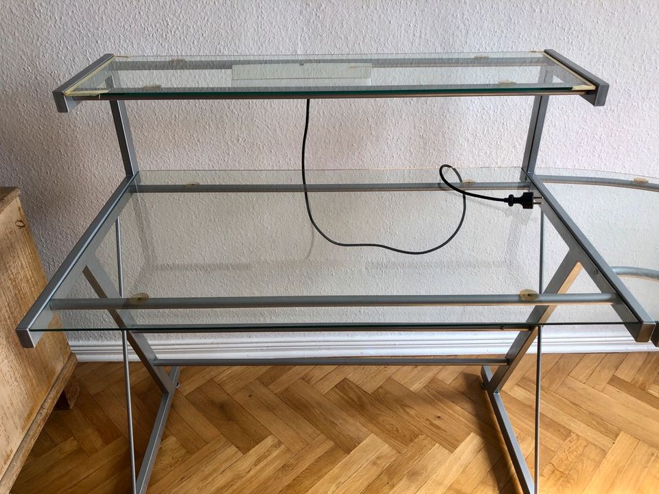Stilvoller und zeitloser Schreibtisch aus Glas mit Licht in Magdeburg