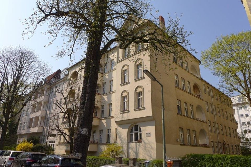 vermietete Altbauwohnung mit Loggia in Berlin