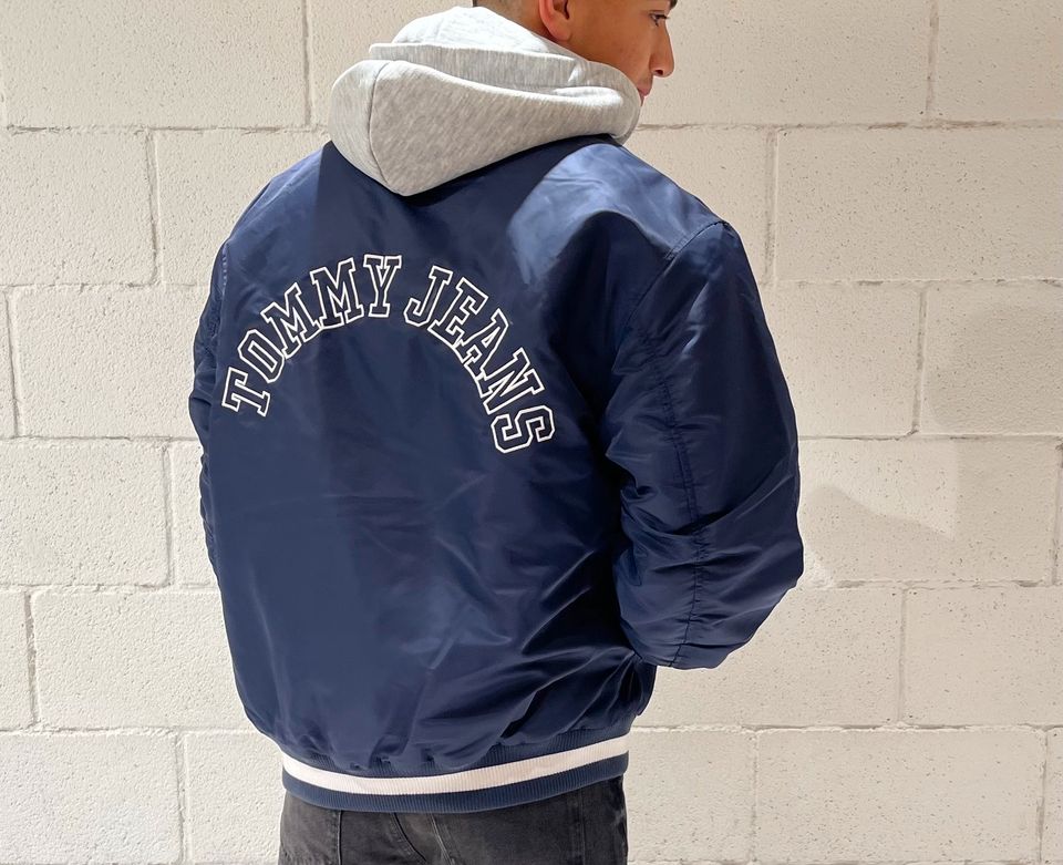 Tommy Jeans Graphic Satin Bomber in Duisburg