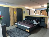 Schlafzimmer mit Bett als Doppelbett,  Kleiderschrank, Nachttisch Bayern - Höchstadt Vorschau