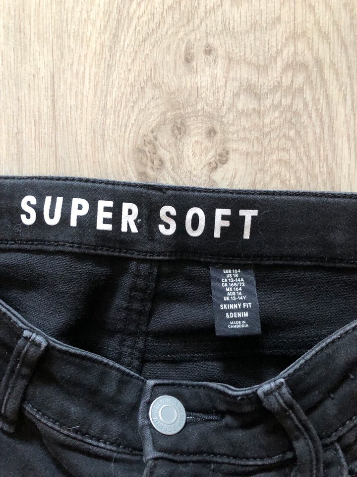 H&M Super Soft Jeans Gr. 164 in Vienenburg