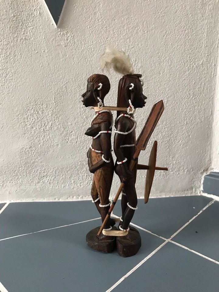 Holzfiguren / Krieger mit Frau / aus Massaidorf in Afrika in Seßlach