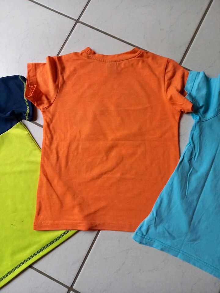 2x T-Shirts / 1x  Funktionsshirt, Kapuze, Dino Gr. 128 in Burscheid