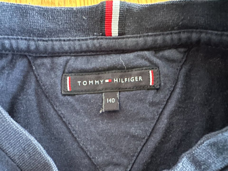 Shirt Tommy Hilfiger Größe 140 blau in Trassem