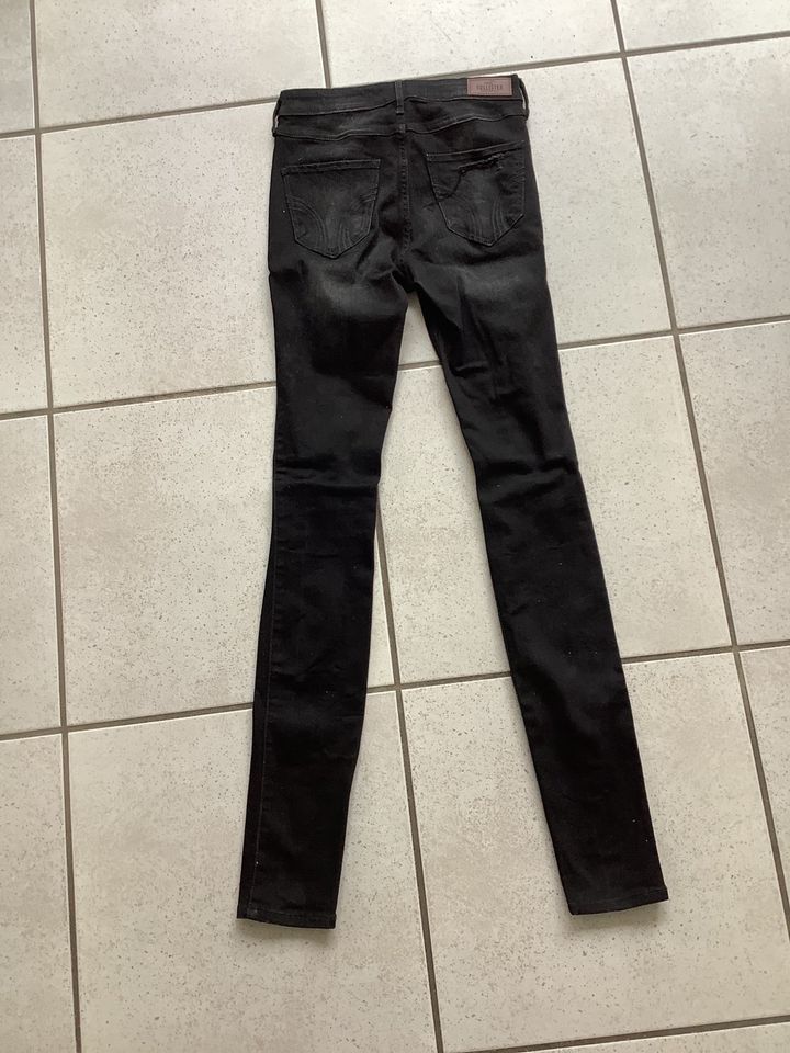 Hollister Jeans schwarz Löcherhose Gr. 36 S in Wuppertal