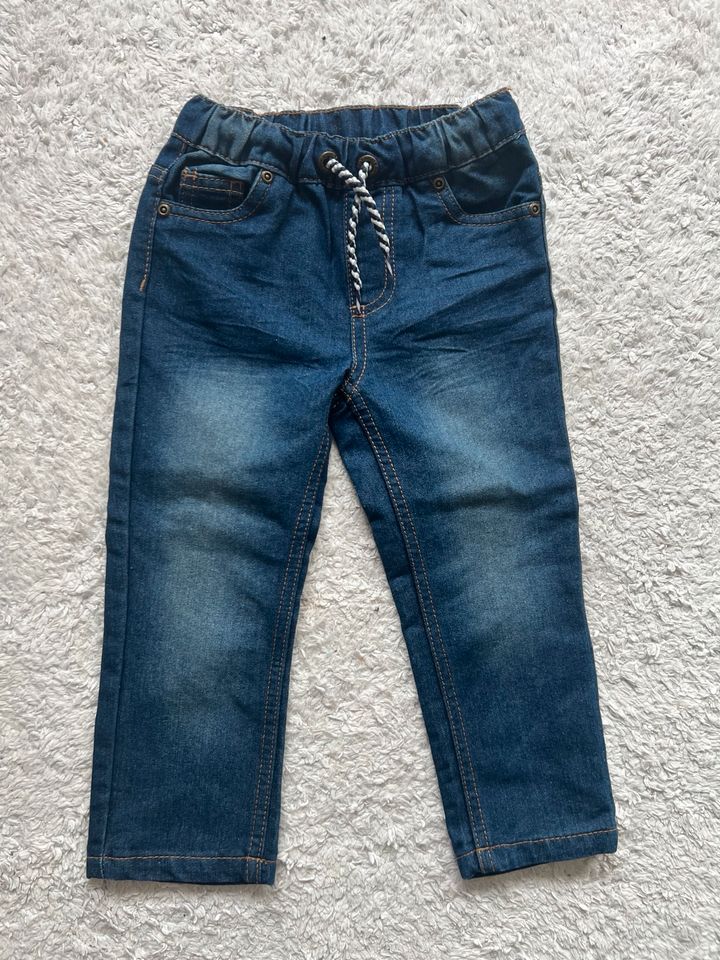 Jeanshose neuwertig Gr. 92 Jungen in Buch