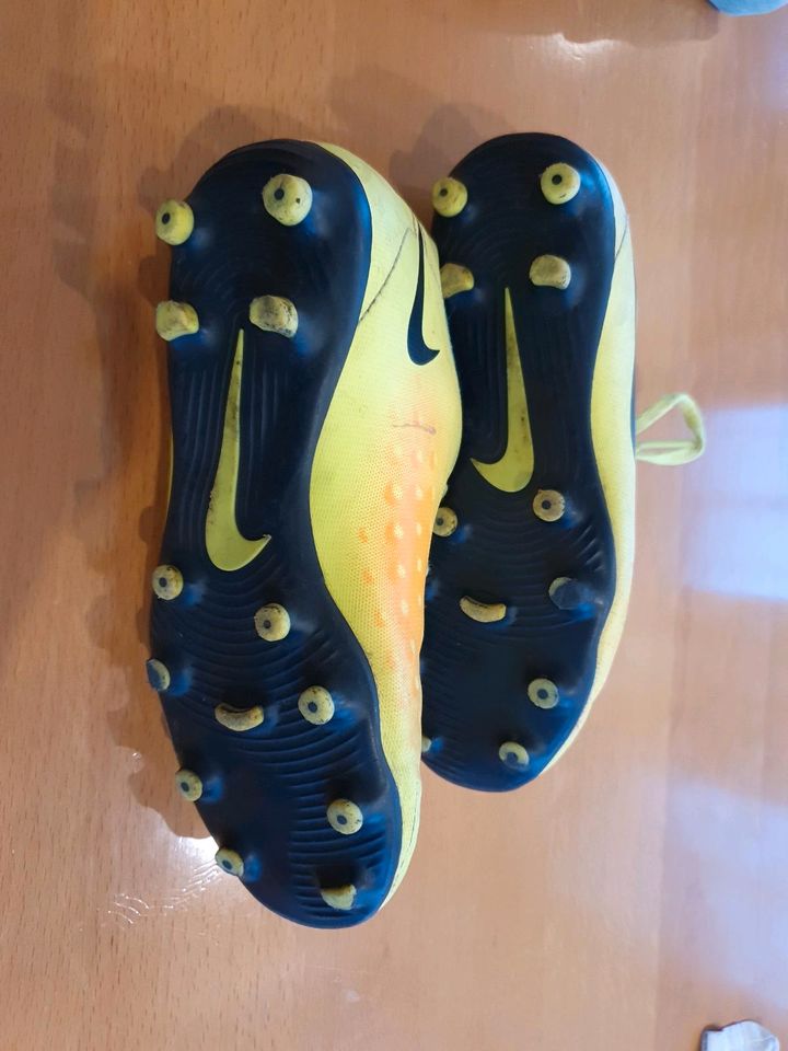 Fußballschuhe Kickschuhe Gr. 33 Nike in Ellhofen