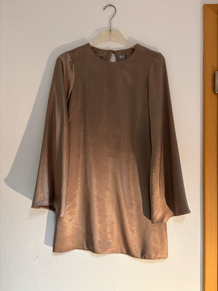 Roségoldenes Kleid mit Rückenausschnitt in St. Ingbert