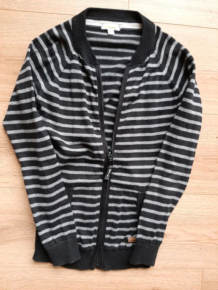 Strickjacke Jungen Größe 138 in Leipzig