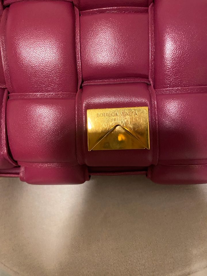 Bottega Veneta Padded Cassette Tasche in Saarbrücken