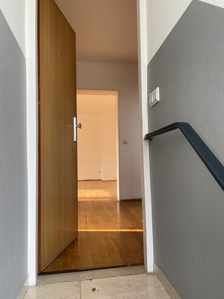 Auf Zeit 3-Zimmer-DG-Wohnung + SPB mit Dachterrasse - WG geeignet in Düsseldorf