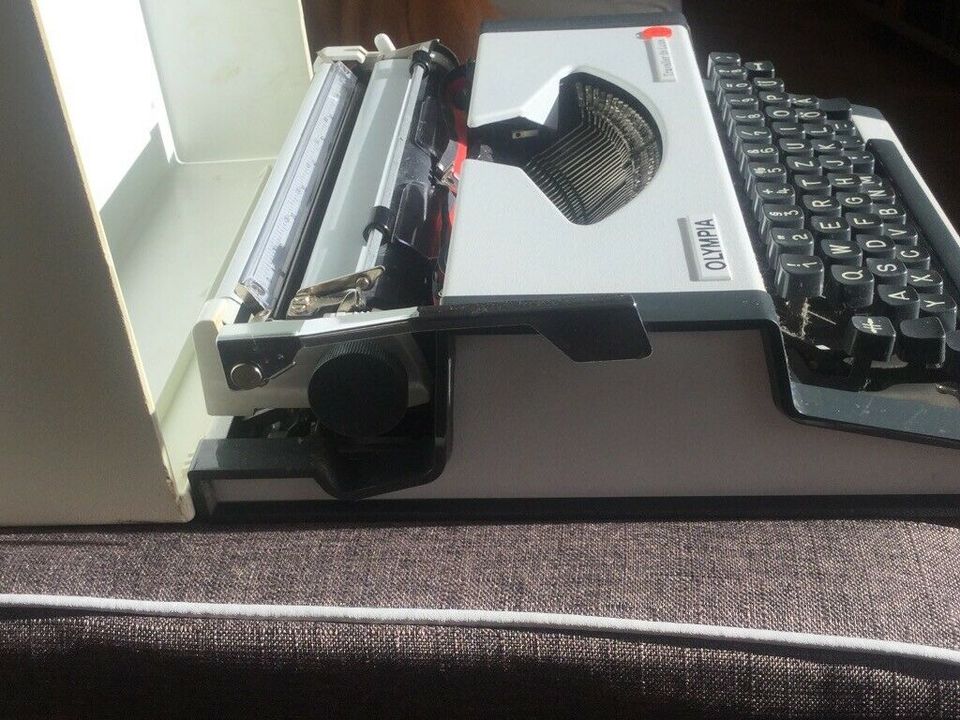 Gebrauchte Schreibmaschine Olympia Traveller de Luxe in Rheurdt