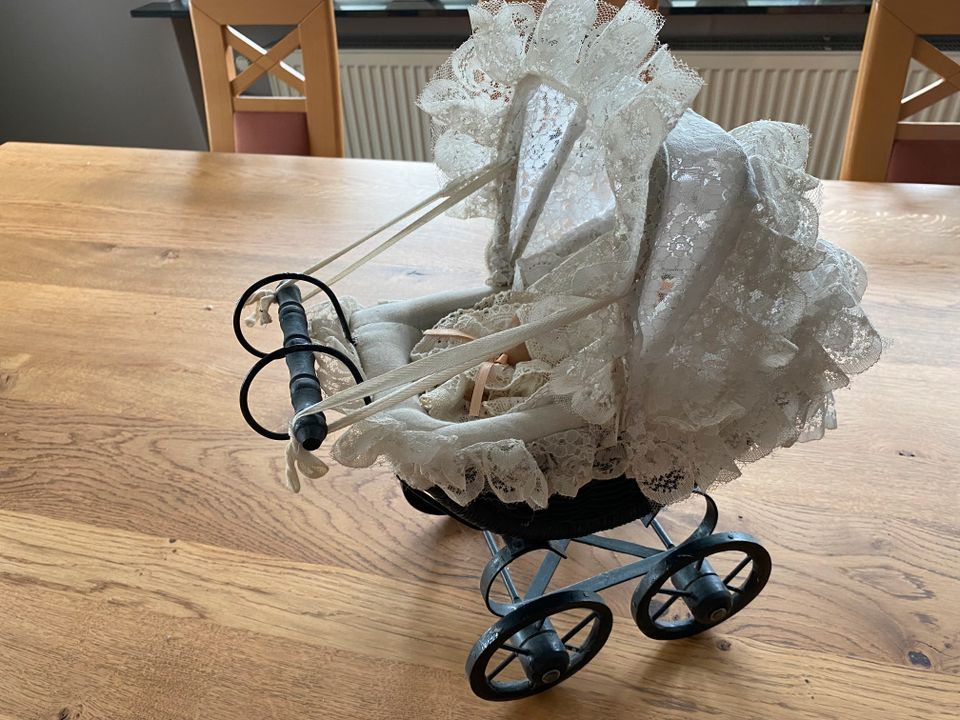 Deko Kinderwagen mit Püppchen in Erlenbach