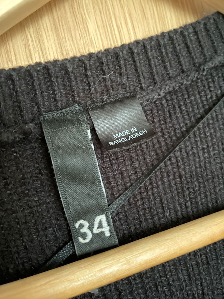 Schwarzer Strickcardigan mit Knöpfen in Neumarkt i.d.OPf.