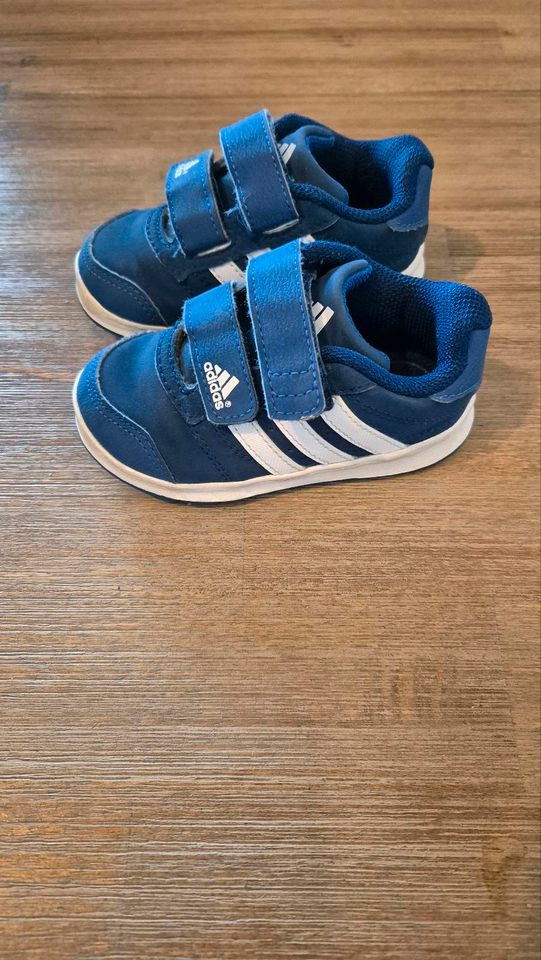 Adidas Kinder Baby Schuhe Größe 21 in Weitersburg