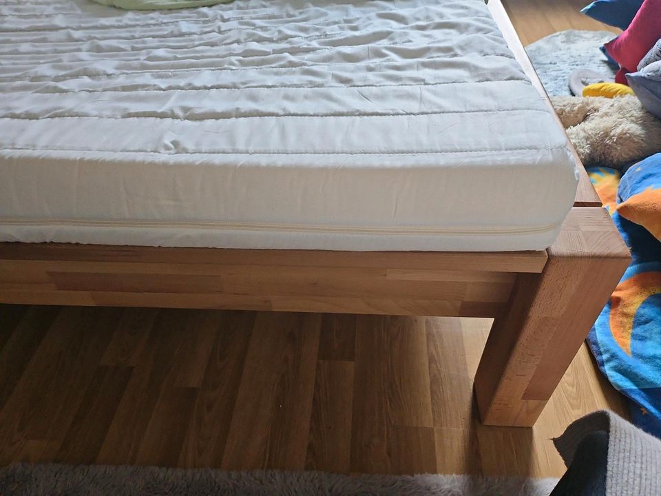 Schlafzimmer Bett/Matratze mit Funktion in München