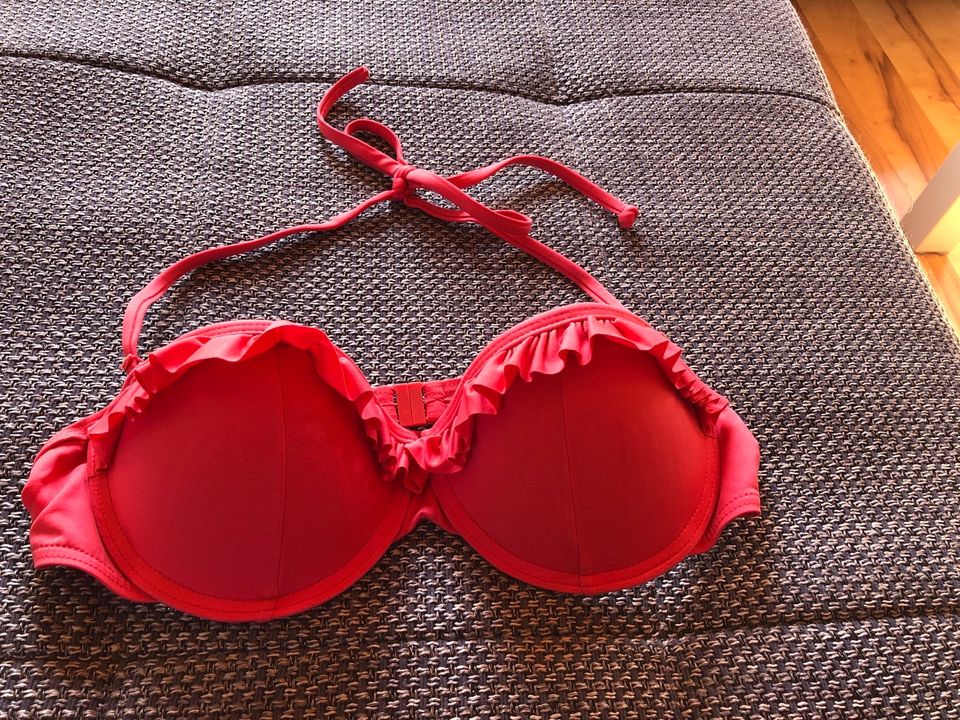 Roter Bikini Buffalo in Pfronten