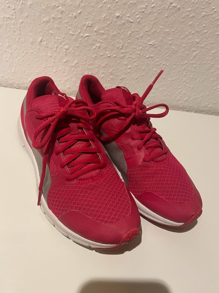 Puma Sneaker Sportschuhe Laufschuhe Gr. 39 Pink in Leinfelden-Echterdingen