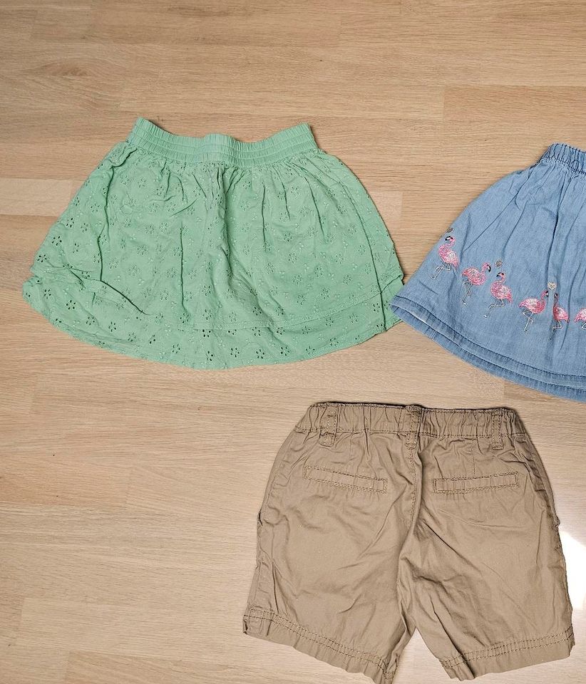 Rock, kurze Hose/Shorts Größe 98, je 2,50€ in Elsenfeld