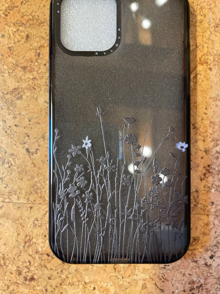 Schwarze Handyhülle mit Blumenmuster für iPhone 12/12pro | NEU in Nieder-Hilbersheim