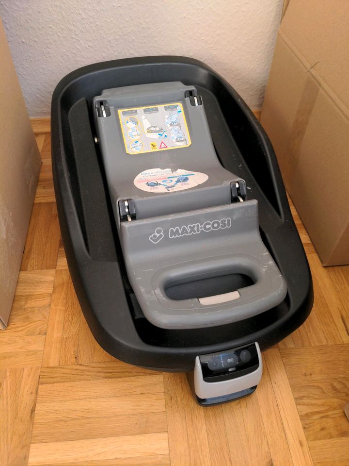 Maxi Cosi Pebble unfallfrei mit Isofix-Station in Alfter