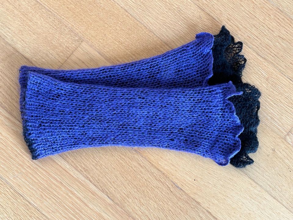 Pulswärmer Stulpen Handschuhe lila schwarz NEU in Lohmar