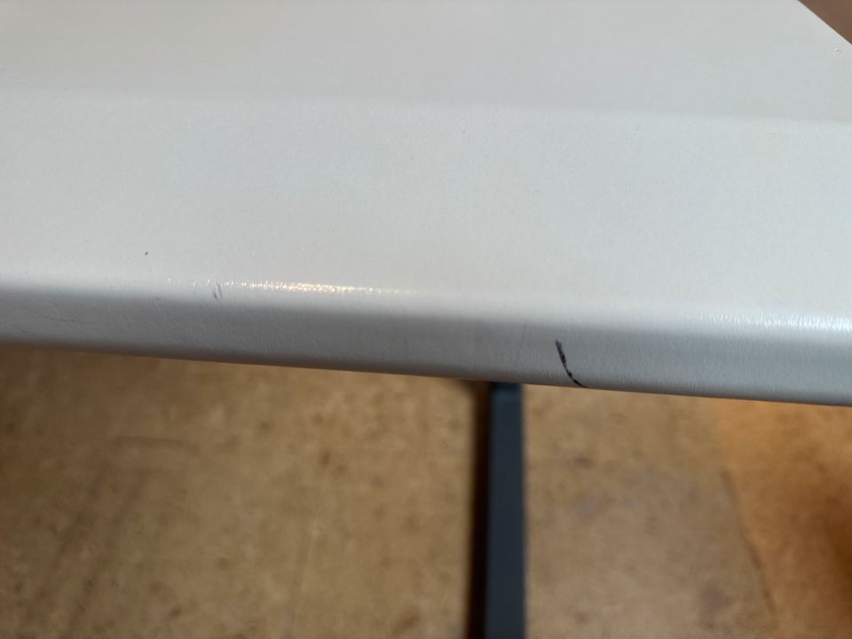 Schreibtisch 120 cm breit Platte Pressspan beige laminiert in Geretsried