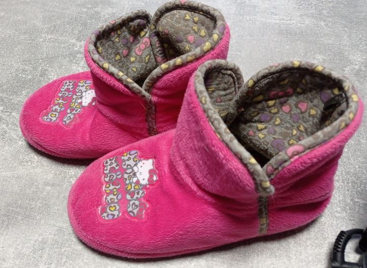 Kuschelige Hello Kitty Hausschuhe Pantoffeln Katze pink 34 in Winsen (Aller)