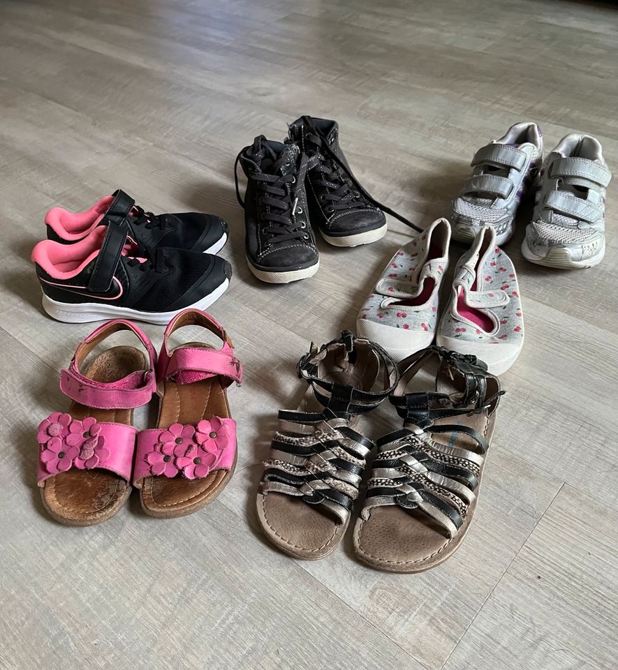 Sandalen, Hausschuhe, Turnschuh, sneaker, Nike Gr. 29 in Linsburg