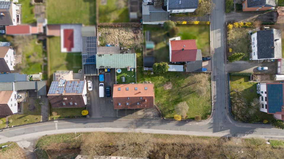 Wohnen und Gewerbe vereint! Teilsaniertes MFH mit Gewerbehalle in zentraler Lage in Speichersdorf