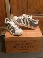 Adidas Superstars Gr. 35,5 grau weiß (eher Gr. 36,5) Friedrichshain-Kreuzberg - Kreuzberg Vorschau