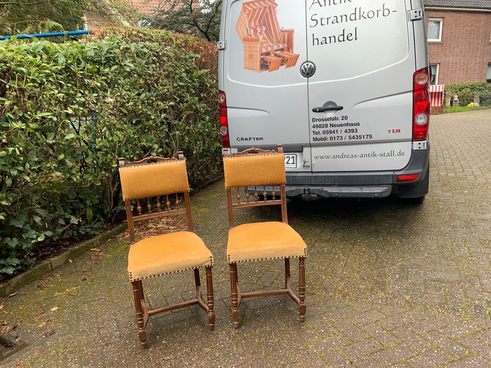 2 Esszimmerstühle Nussbaum mit aufwendigen Schnitzereien Stuhl in Neuenhaus