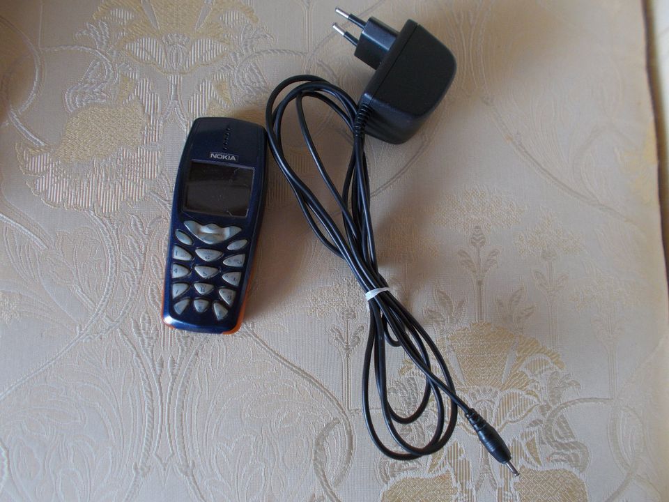 altes Handy Nokia mit Ladekabel Nokia 3310 ???? in Hanau