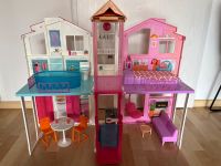 Barbie Malibu Town House (DLY32) + Puppen und Zubehör Brandenburg - Bernau Vorschau